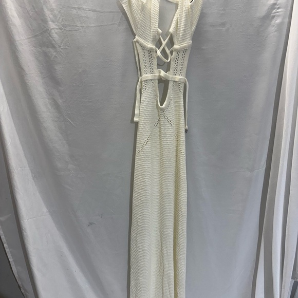 Chic White Backless Dress - Picture 3 of 6